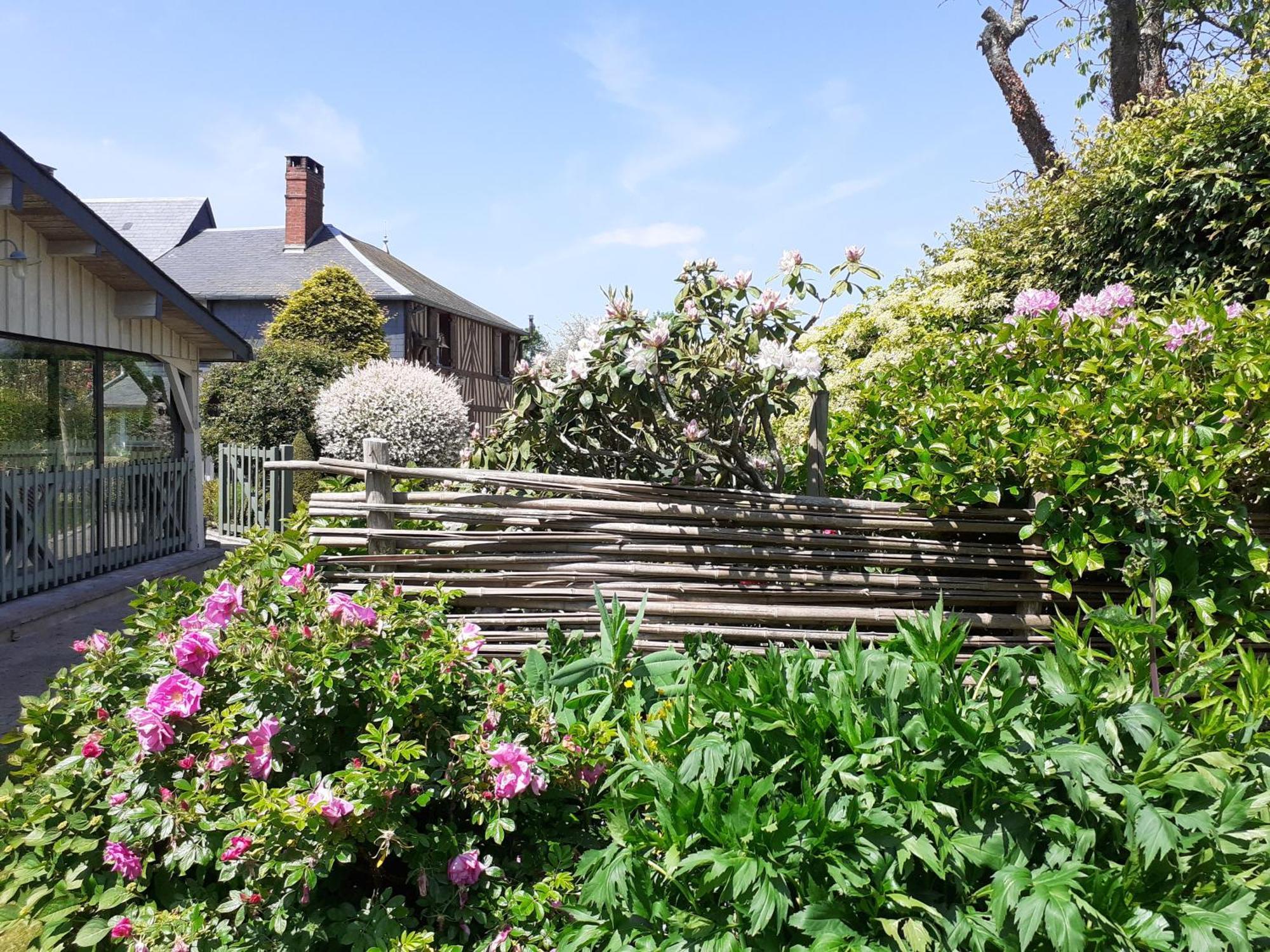 Au P'Tit Jardin Saint-Sylvestre-de-Cormeilles Exterior foto